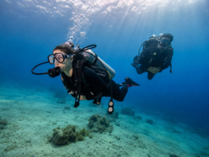 Dwóch nurków podczas kursu Open Water Diver