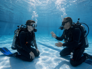 Instruktor i uczestnik podczas pierwszego nurkowania Discover Scuba Diving