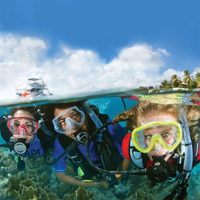 Rodzina wspólnie nurkująca podczas rodzinnego kursu Open Water Diver (OWD)