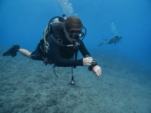 Nurek wykonujący ćwiczenia pod wodą podczas kursu Advanced Open Water Diver