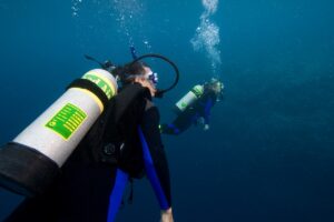 Dwóch nurków korzystających z butli z Nitroxem podczas kursu Enriched Air Diver