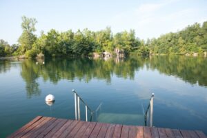 Pomost nad spokojną wodą w otoczeniu zieleni